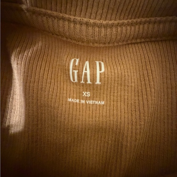 GAP Ribbed Ruffle Shoulder Long Sleeve Top | Camel Brown | XS - Picture 2 of 4